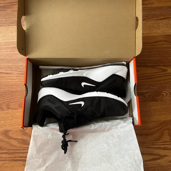 NWT Nikes Women Legend Essential (Training shoes) - Picture 2 of 5
